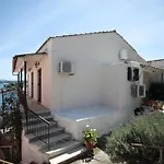 Gabriela's Seaside House بيت للعطل